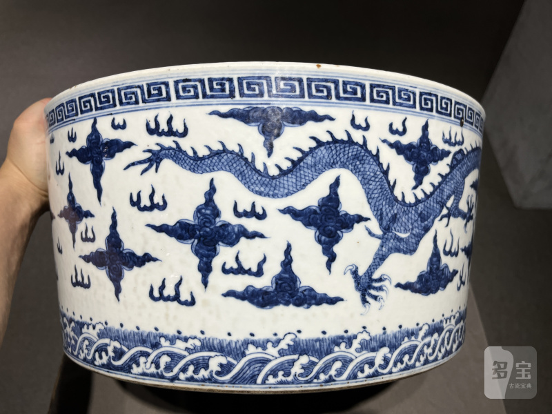 明嘉靖青花外双龙戏珠五爪龙纹内鱼藻纹缸 - 图3
